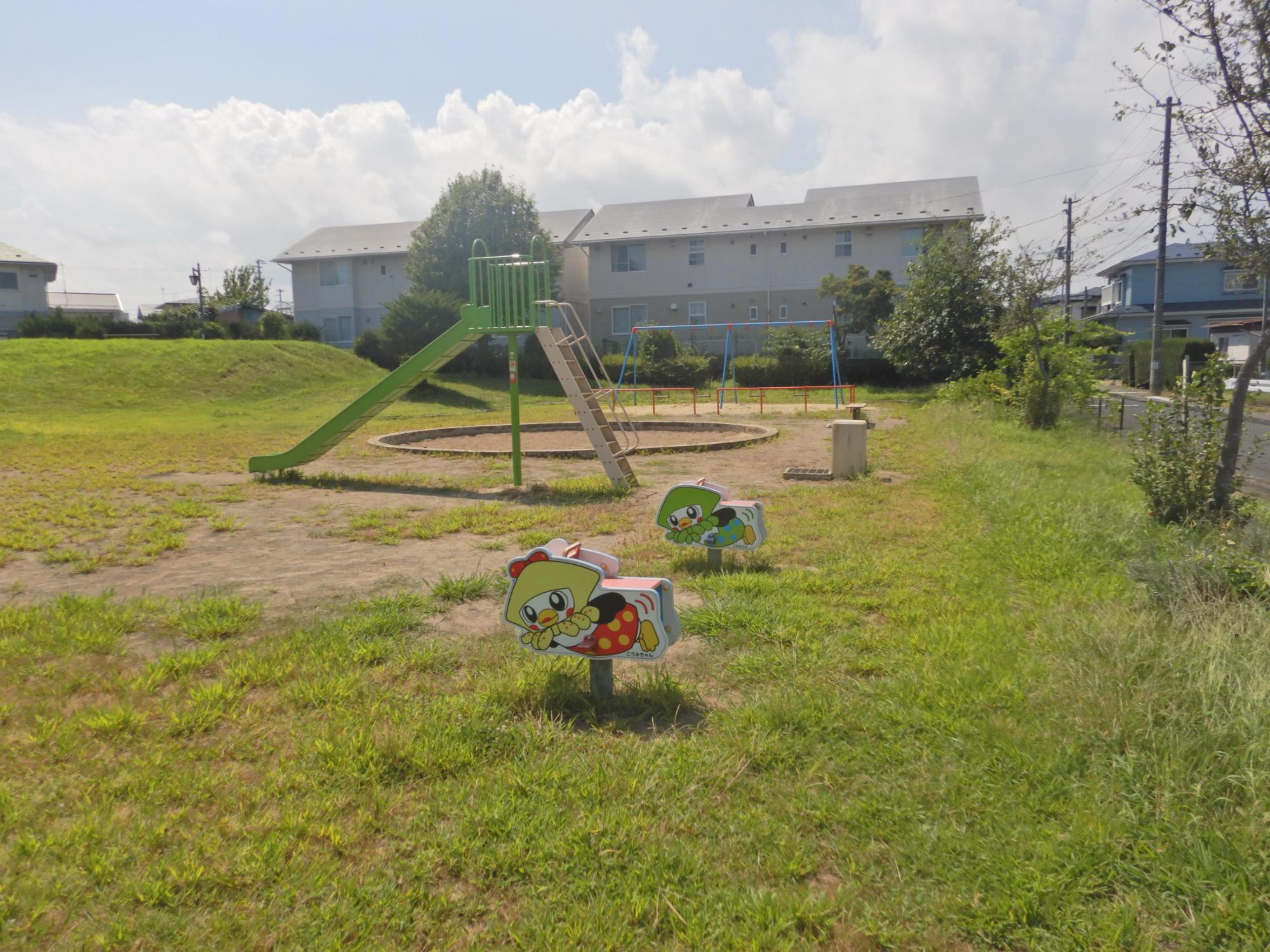 遊具、砂場がある久保公園の写真
