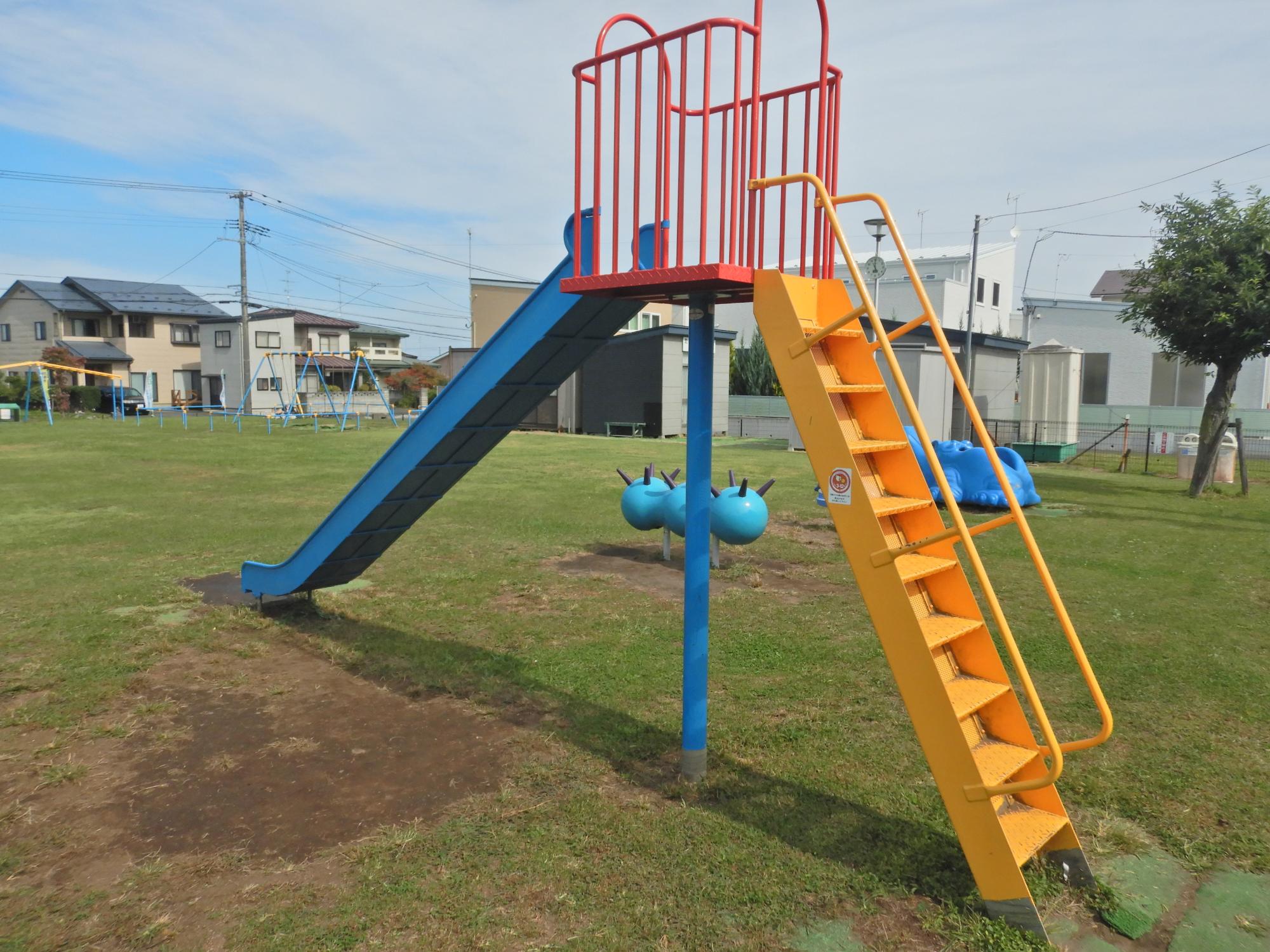 湊高台三丁目公園の滑り台の写真
