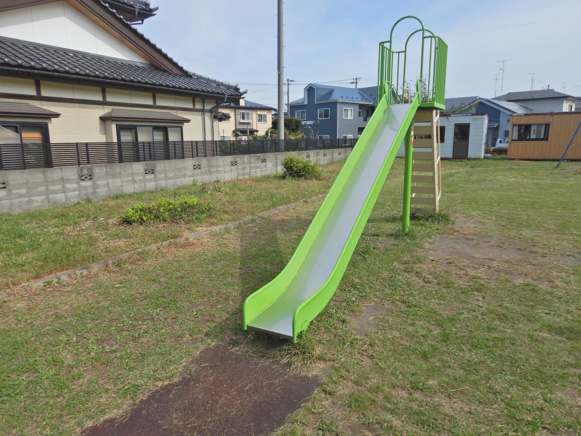 湊高台六丁目公園の滑り台の写真