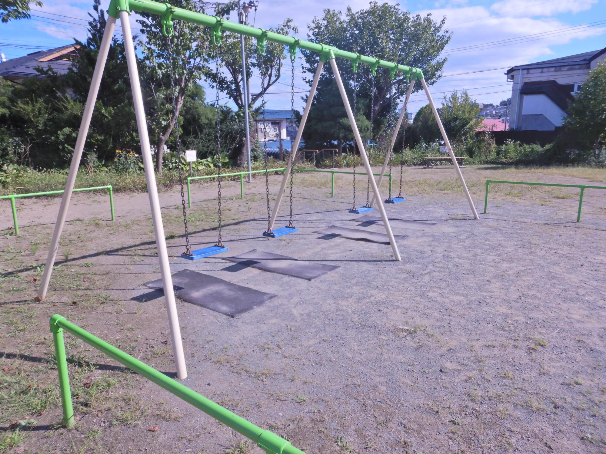 根城三丁目公園のブランコの写真
