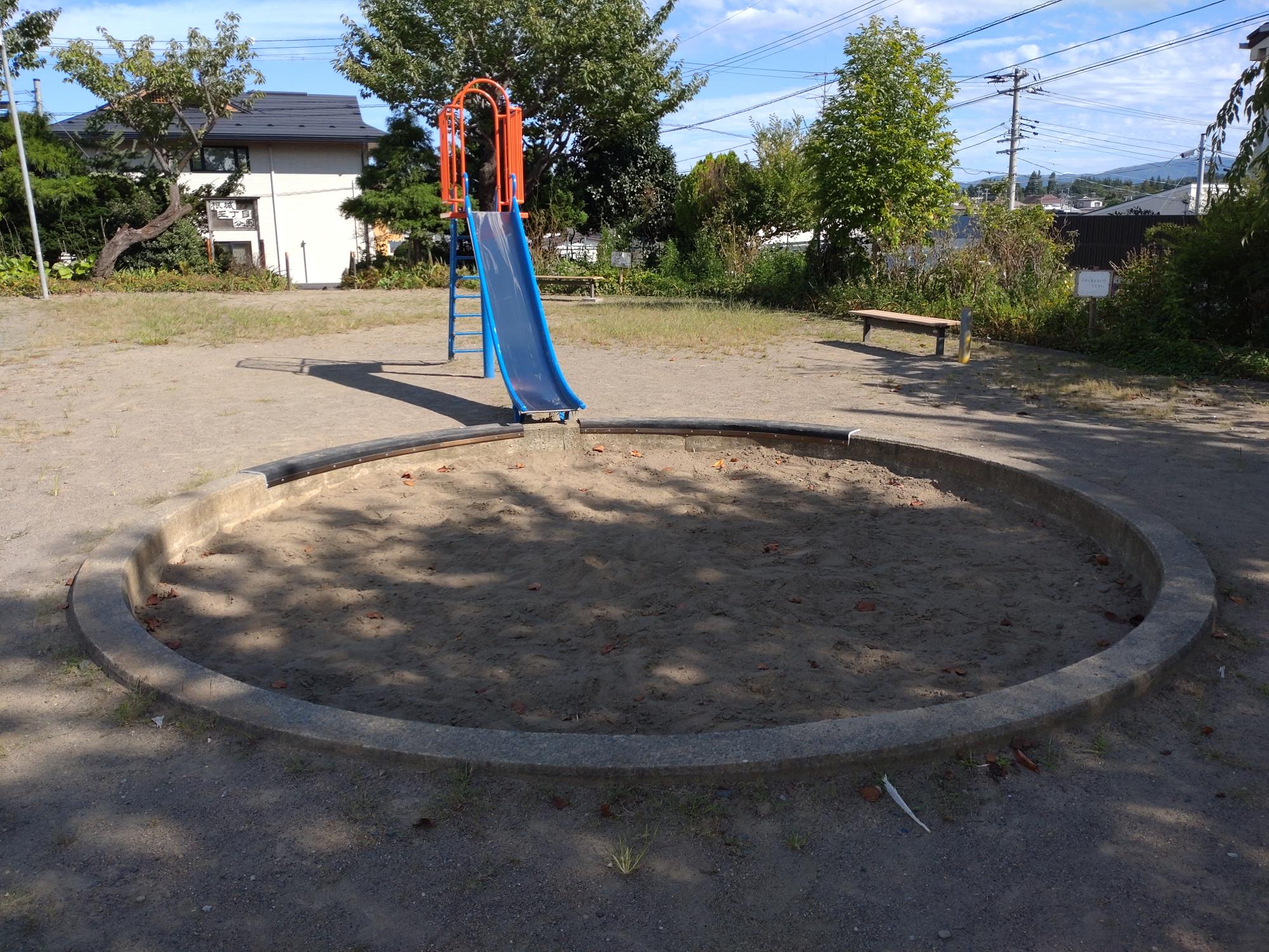 根城三丁目公園の滑り台と砂場の写真