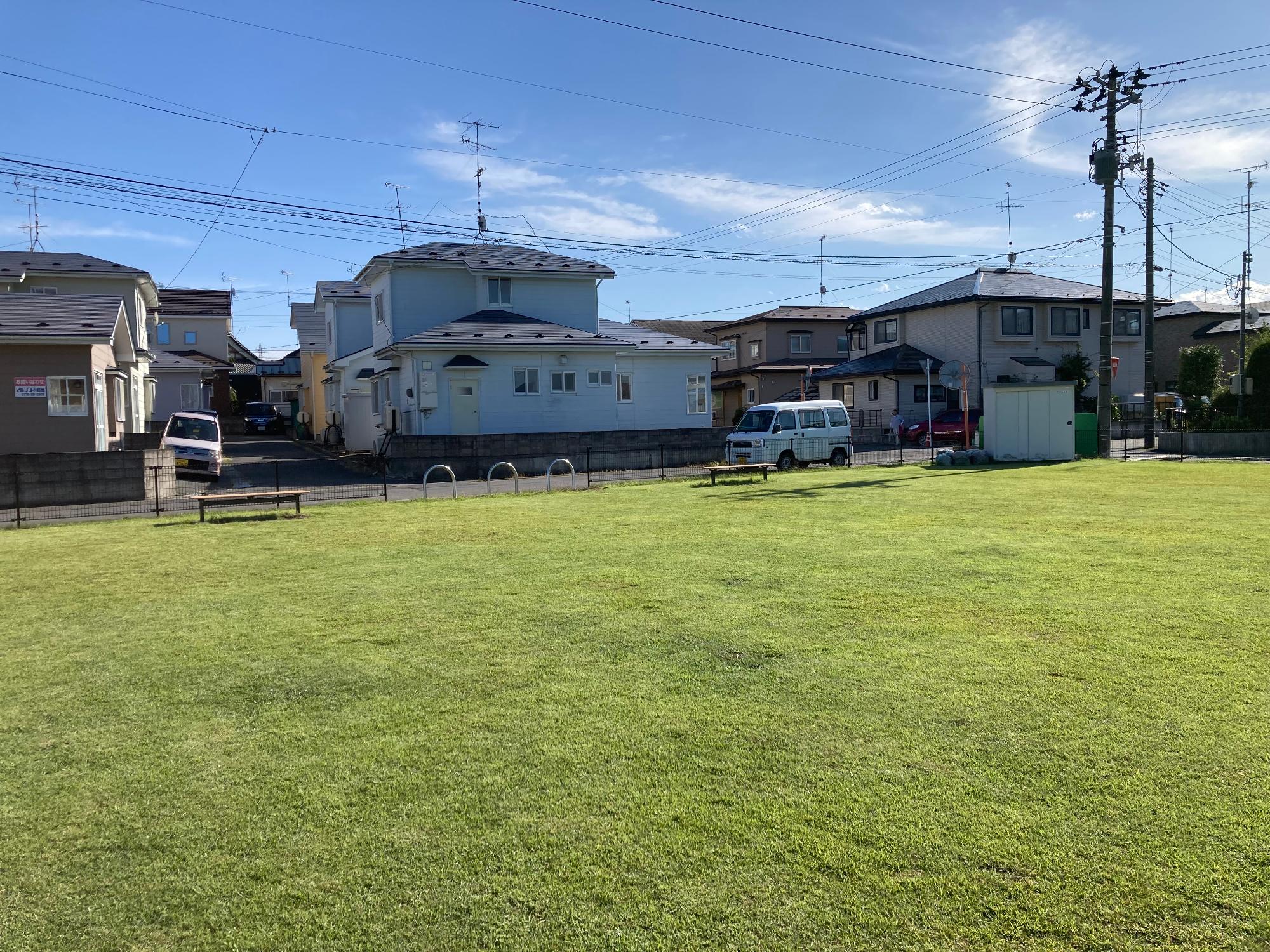 中沢巻目公園のベンチのある広場の写真