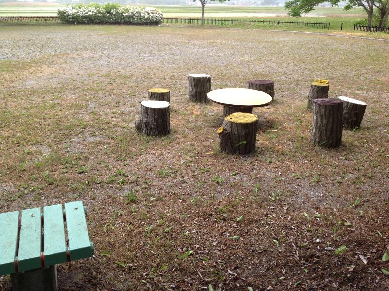 尻引公園の木製テーブル椅子の写真