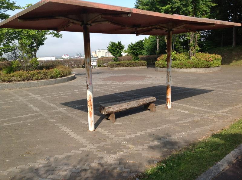 八太郎ヶ丘公園のシェルター別角度の写真