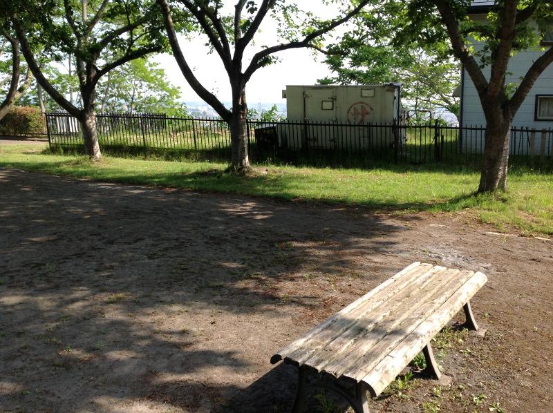 八太郎ヶ丘公園のベンチの写真