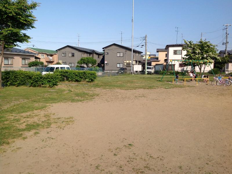 河原木第5号公園の奥にブランコが見える公園全体の写真