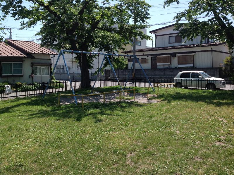 一番町東公園のブランコと広場の写真