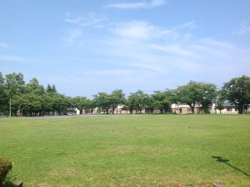 芝生が広がる多賀台中央公園の公園全体の写真