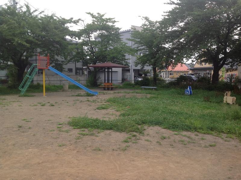 滑り台などの遊具、シェルター、ベンチが設置された青葉一丁目公園全体の写真