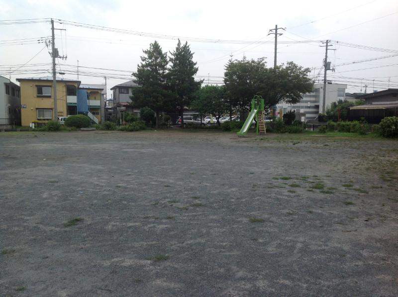 設置された滑り台が見える青葉三丁目公園 全体写真