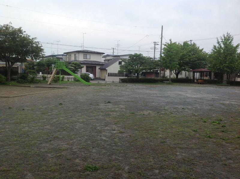 設置された滑り台の見える公園全体の写真