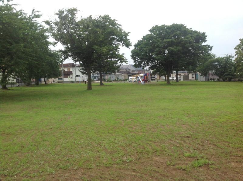 奥に遊具が見える沼館1号公園全体の写真