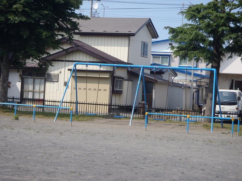 湊第2号公園の広場とブランコの写真