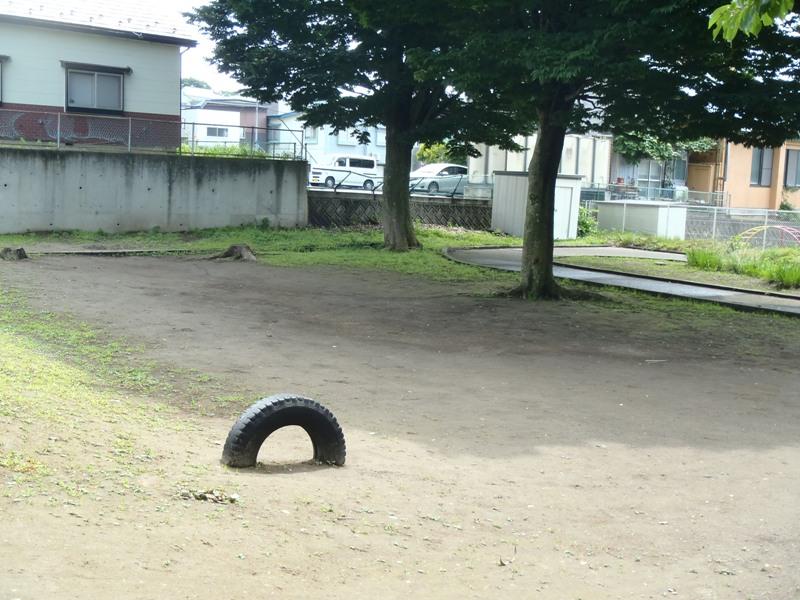 白銀台二丁目公園のタイヤの遊具の写真