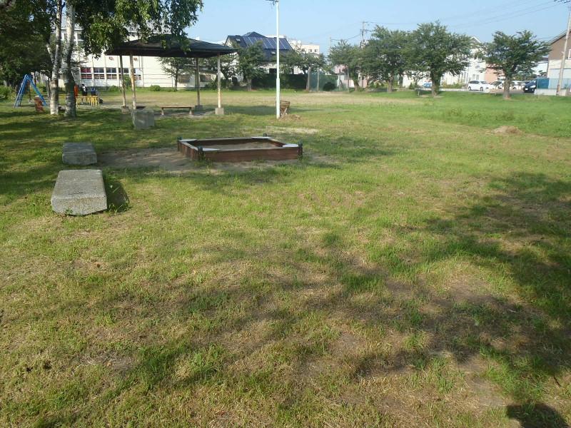 一番町中央公園の遊具ベンチ等と広場の写真