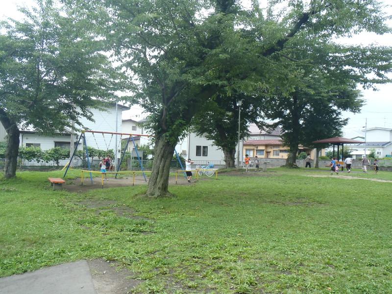 旭ケ丘五丁目公園のブランコと全体の様子の写真