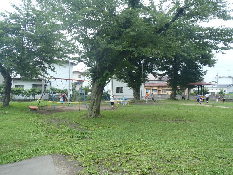 旭ヶ丘五丁目公園のブランコと全体の様子の写真