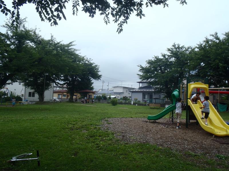 旭ケ丘五丁目公園の遊具で遊ぶ子供たちの写真