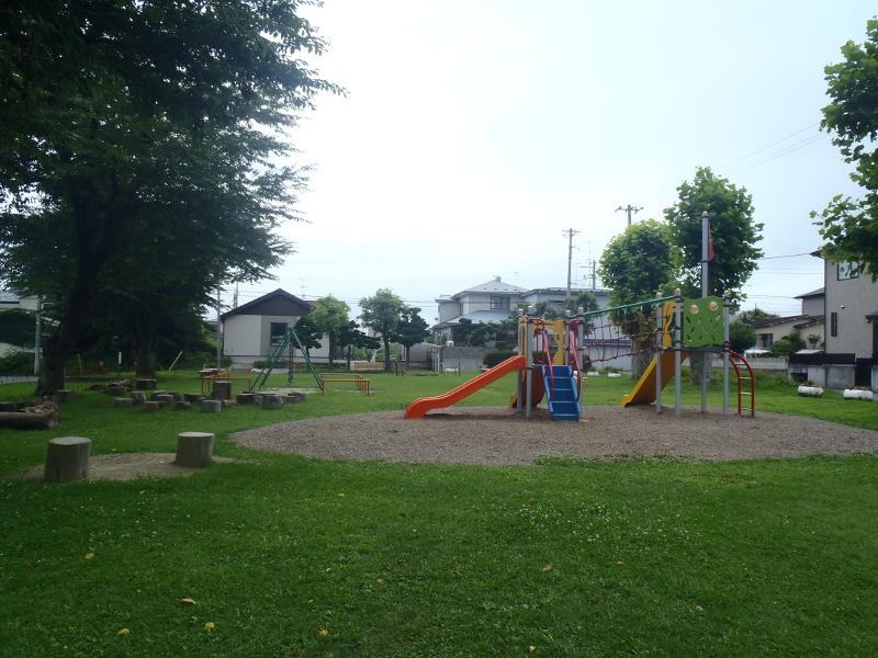 コンビネーション遊具やブランコのある旭ケ丘四丁目公園の全体写真