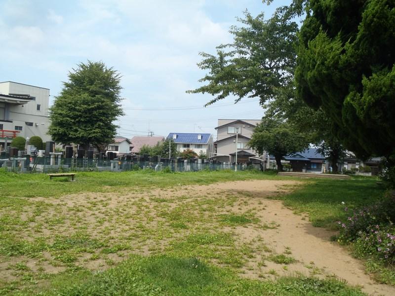 奥にベンチが見える新町公園の公園の全体の写真