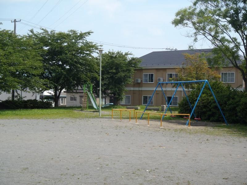 湊高台五丁目公園の広場とブランコの写真2