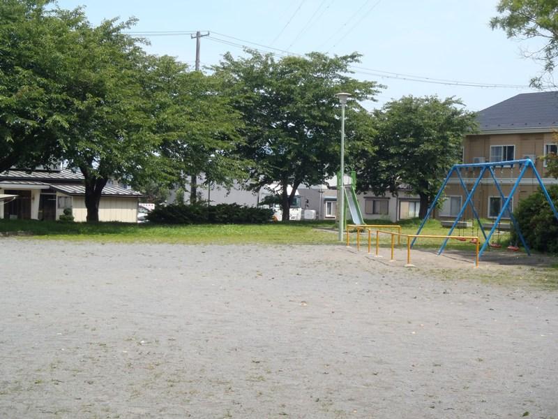 湊高台五丁目公園の広場とブランコの写真