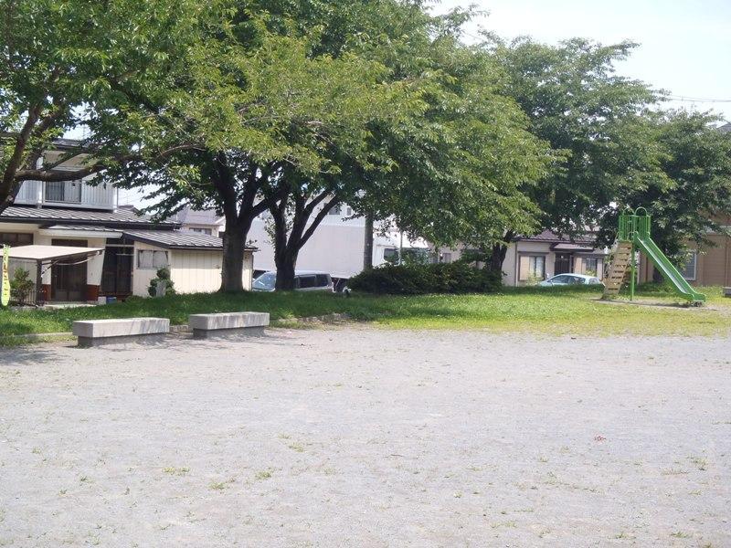 湊高台五丁目公園の広場と滑り台写真