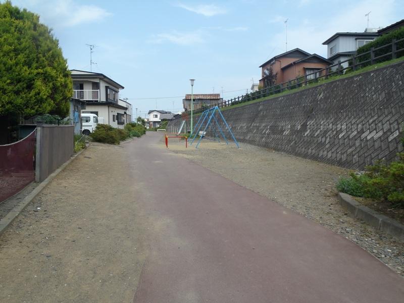 湊赤坂1号公園のブランコ・滑り台の写真
