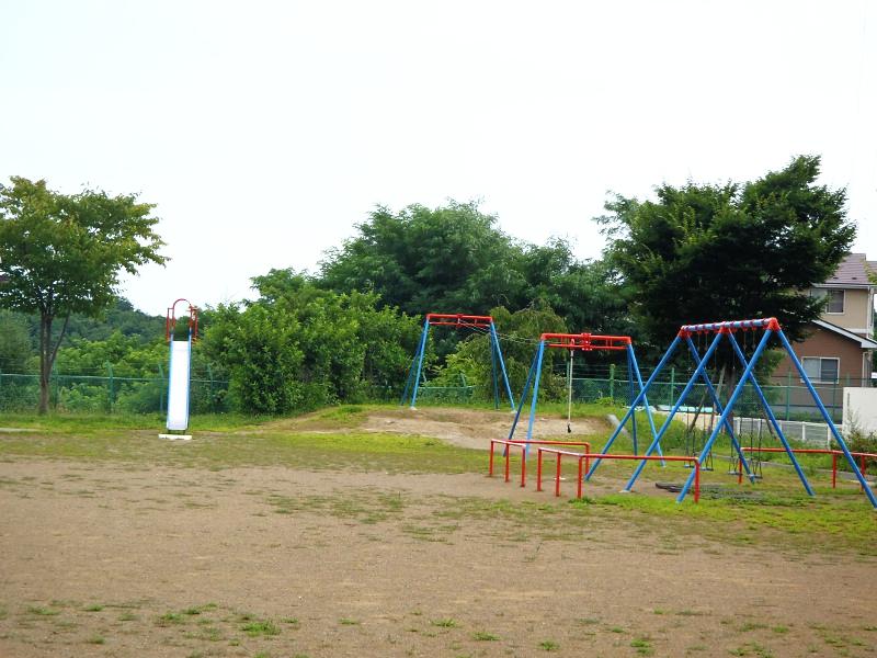 ケヤキ公園の滑り台・ブランコ・ロープウェイの写真