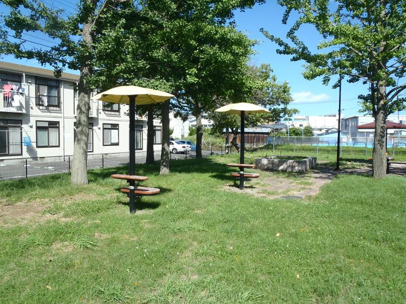 三島下公園のパラソル付きベンチの写真