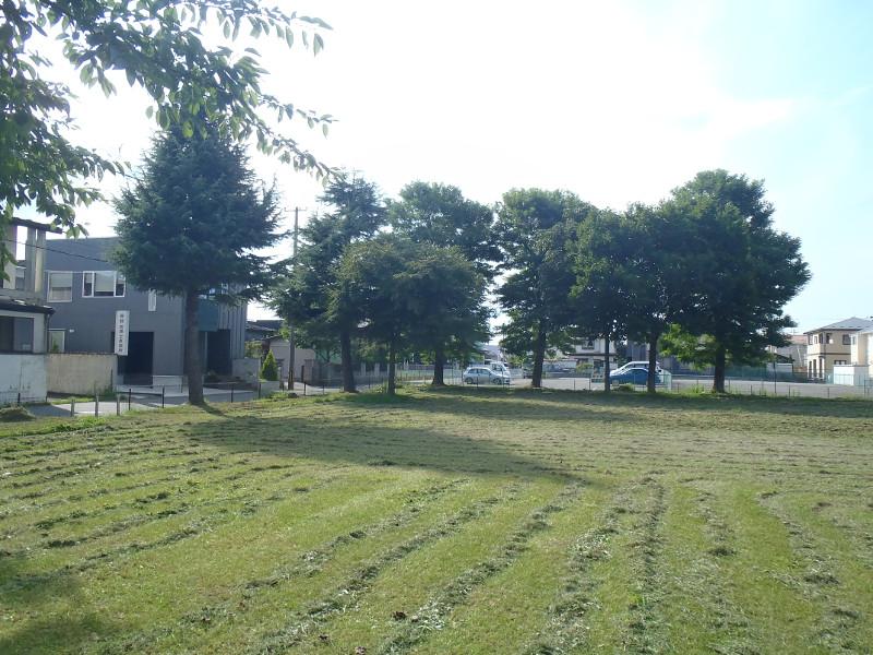 縞模様に刈り取られた芝生のある石堂第6号公園全体の写真
