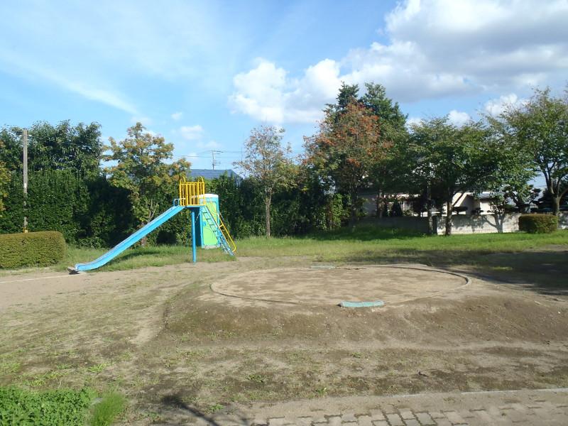 八太郎公園の滑り台と土俵の写真