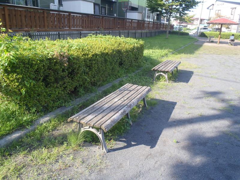 八太郎公園のベンチの写真