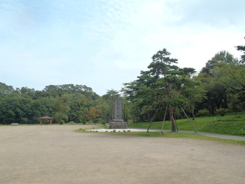 記念碑を中心とした桔梗野公園の公園全体の写真