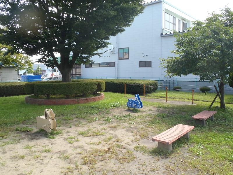 淀1号公園のベンチ、スイング遊具の写真