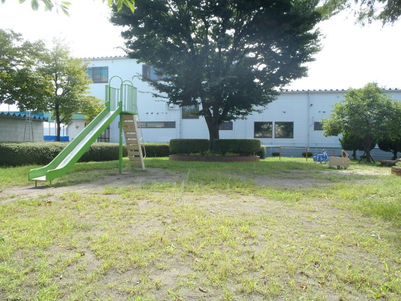 淀1号公園の滑り台やスイング遊具の写真