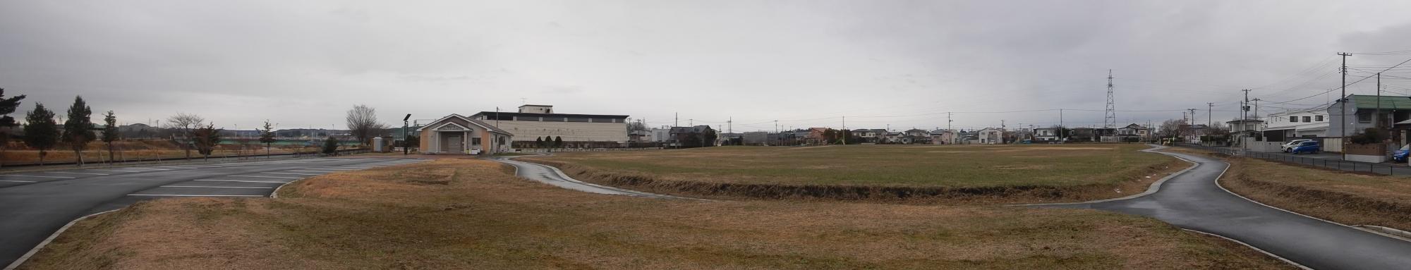 芝生の広がる広場と駐車場と公園内を一周できる園路がある類家中央7号公園全体の写真