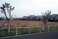 熊野堂公園の遊具と広場の写真