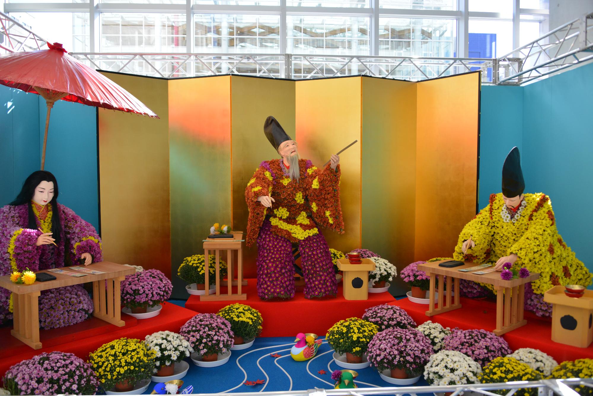 色とりどり、様々な種類の菊で飾られた菊人形の写真