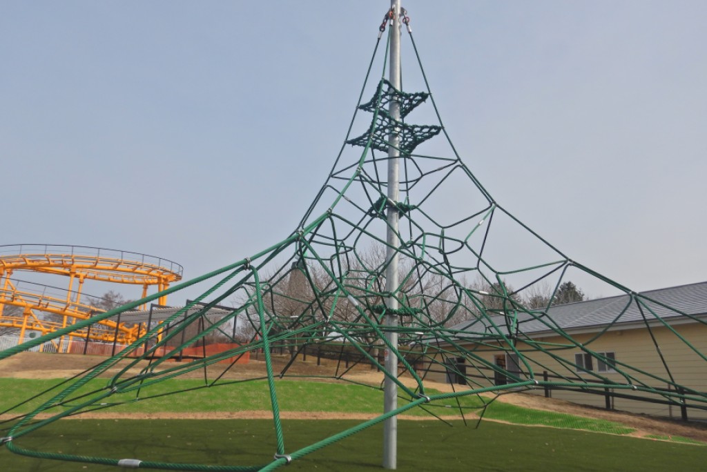 大型複合遊具広場内に設置されたタワーネットの写真