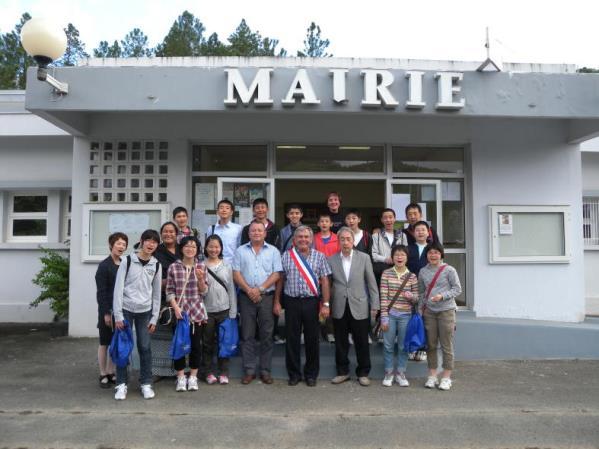 MAILIEをかかれた施設の前で現地の人たちと生徒、引率者が記念撮影をしている写真（市長表敬訪問）