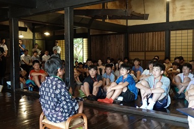 ふるさと村での歓迎式にて（遠野市）