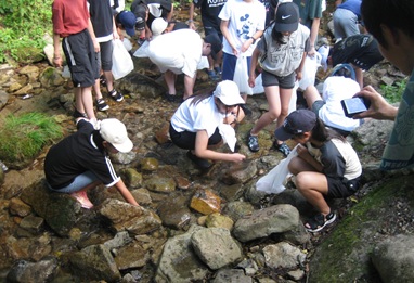 ふるさと村でのヤマメつかみ（遠野市）
