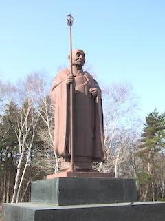 旭ヶ丘の西有公園に建立された銅像。