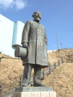 長谷川藤次郎の銅像の写真