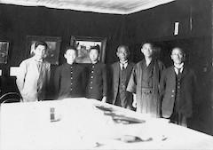 背広を着た、福田 寛ら男性6人が室内で並んで立っている集合写真