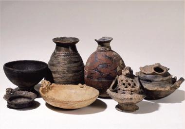 壺やお皿の様な様々な形をした出土土器がならべられた写真