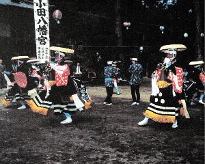 花笠をかぶり、黒い胴体に赤い袖の陣羽織を着て、駒の形の木枠を腰につけた騎乗の姿で踊っている男性たちの写真