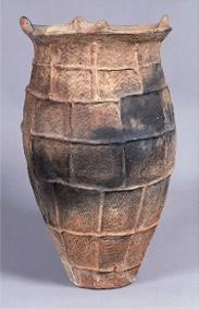 縄文式甕形土器の写真