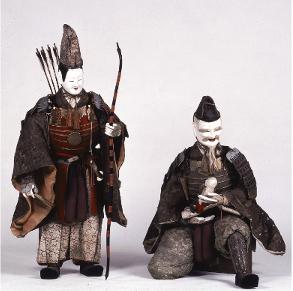 弓を携える男性の人形と、片膝をつく男性の人形の写真